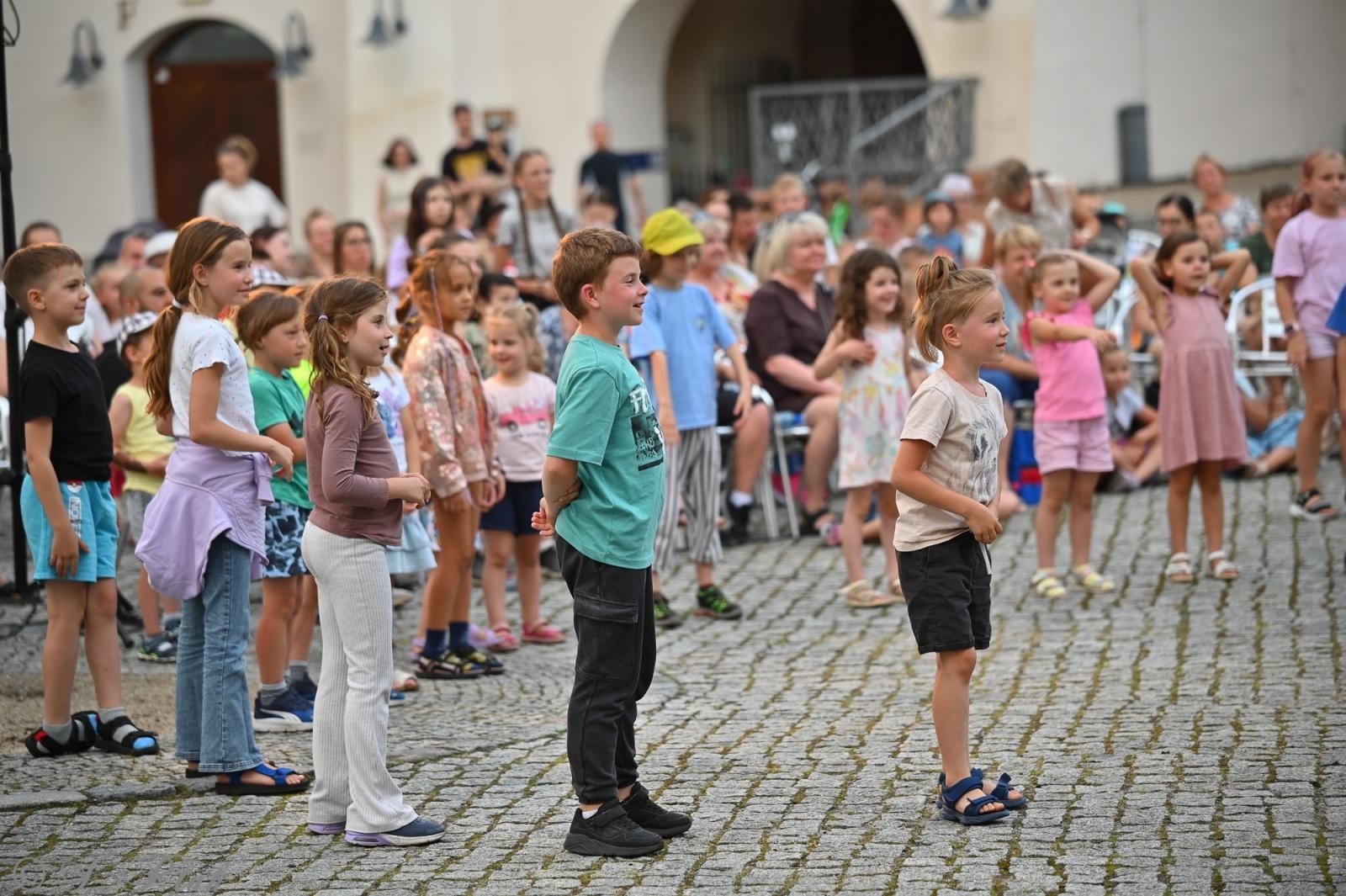 Zdjęcie w galerii na portalu naszraciborz.pl: Magia, rywalizacja i siostrzana więź – Teatr Formalina na dziedzińcu Zamku Piastowskiego wiadomości z regionu
