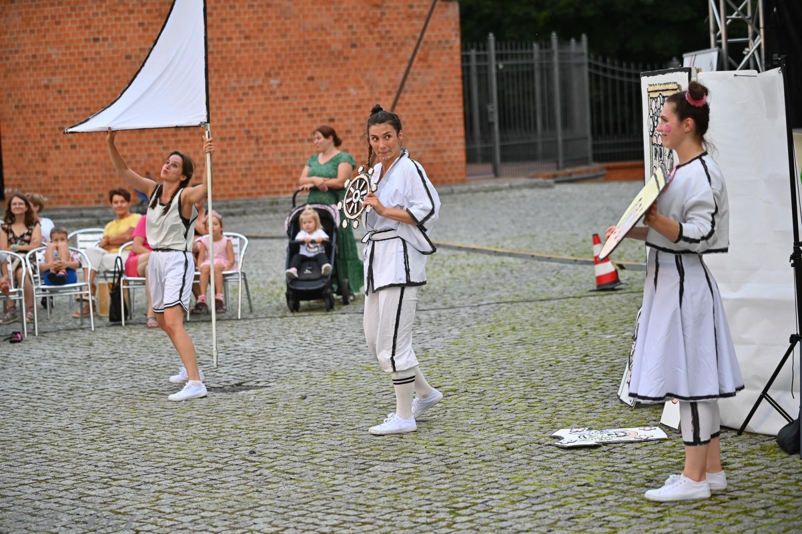 Zdjęcie w galerii na portalu naszraciborz.pl: Magia, rywalizacja i siostrzana więź – Teatr Formalina na dziedzińcu Zamku Piastowskiego wiadomości z regionu
