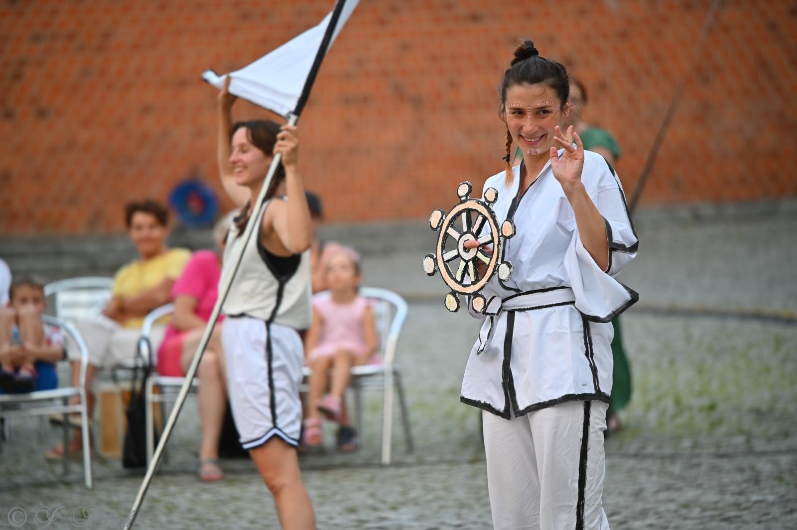 Zdjęcie w galerii na portalu naszraciborz.pl: Magia, rywalizacja i siostrzana więź – Teatr Formalina na dziedzińcu Zamku Piastowskiego wiadomości z regionu