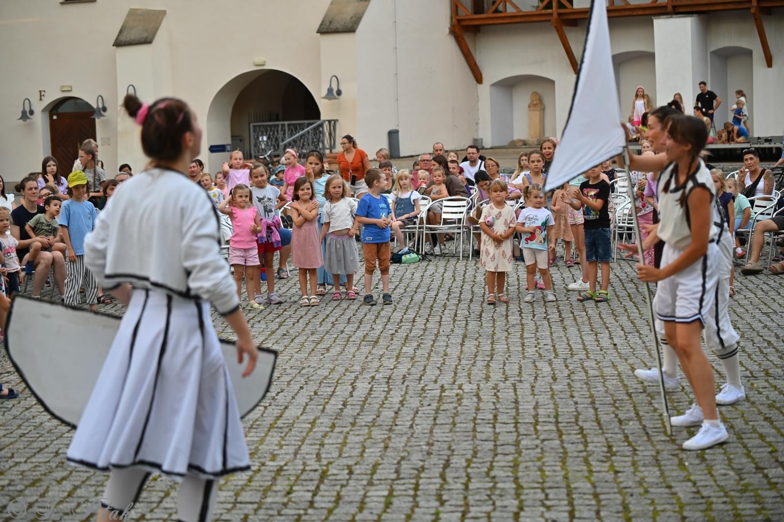 Zdjęcie w galerii na portalu naszraciborz.pl: Magia, rywalizacja i siostrzana więź – Teatr Formalina na dziedzińcu Zamku Piastowskiego wiadomości z regionu