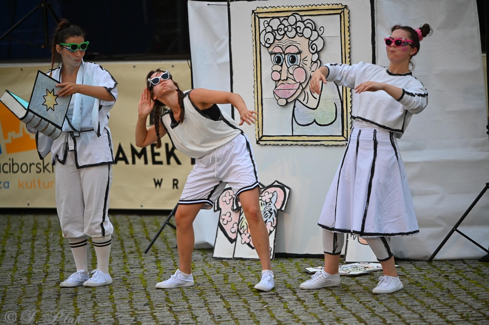 Zdjęcie w galerii na portalu naszraciborz.pl: Magia, rywalizacja i siostrzana więź – Teatr Formalina na dziedzińcu Zamku Piastowskiego wiadomości z regionu