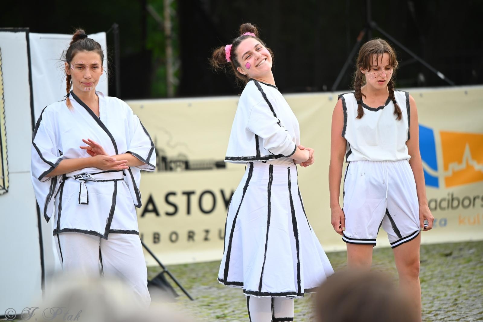 Zdjęcie w galerii na portalu naszraciborz.pl: Magia, rywalizacja i siostrzana więź – Teatr Formalina na dziedzińcu Zamku Piastowskiego wiadomości z regionu