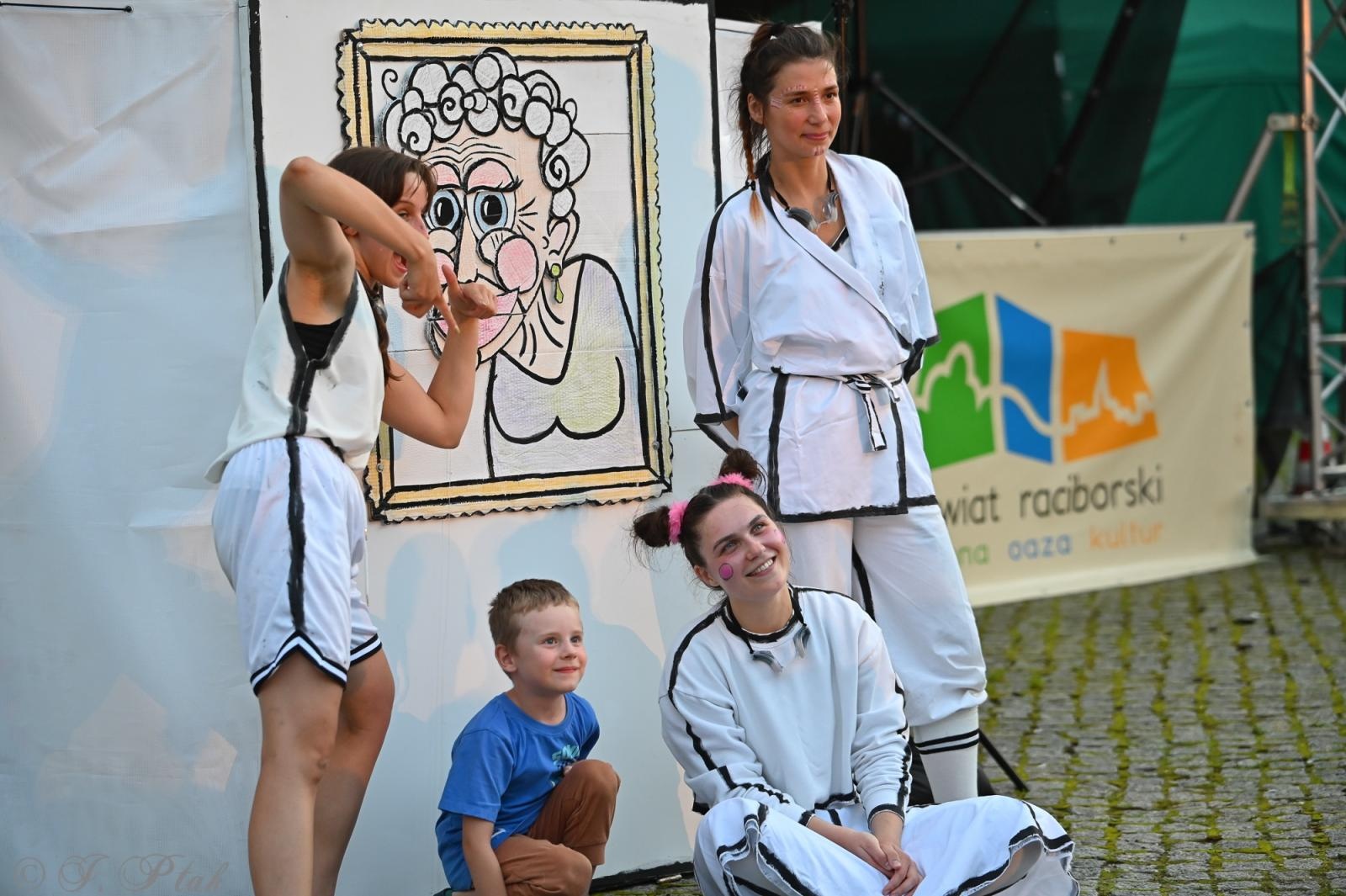 Zdjęcie w galerii na portalu naszraciborz.pl: Magia, rywalizacja i siostrzana więź – Teatr Formalina na dziedzińcu Zamku Piastowskiego wiadomości z regionu