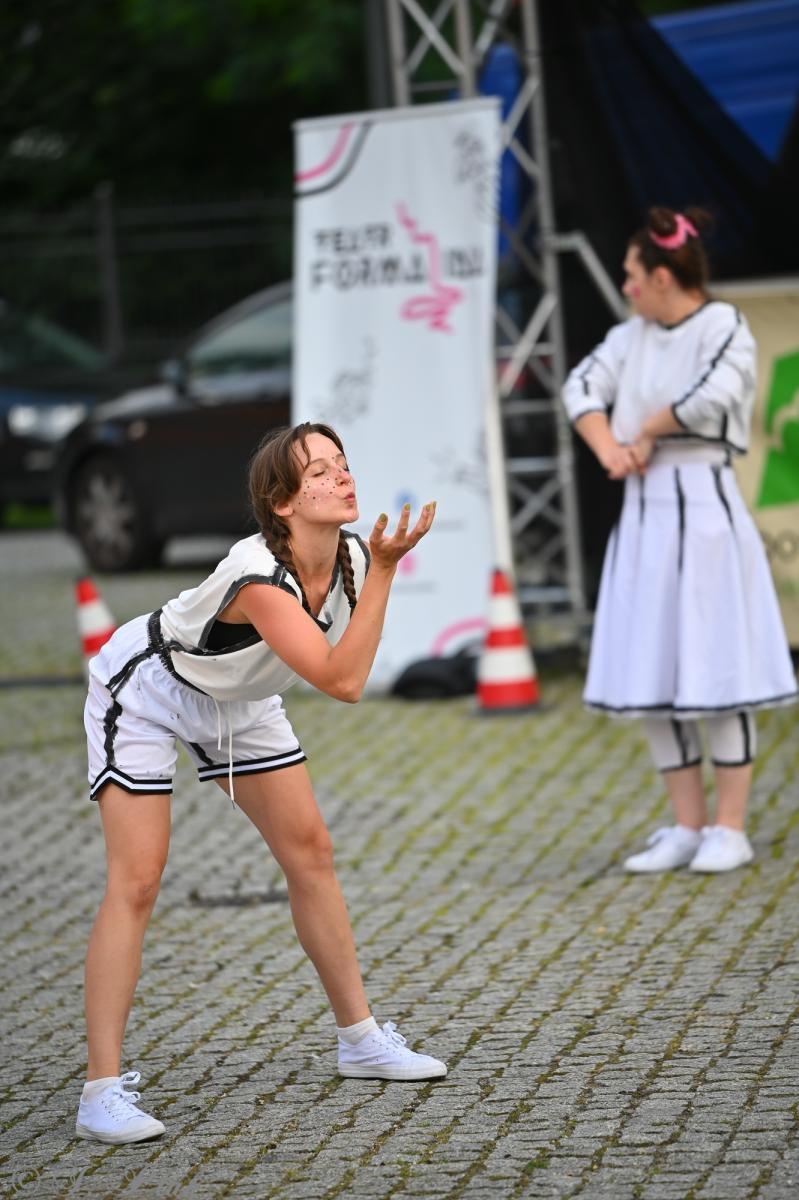 Zdjęcie w galerii na portalu naszraciborz.pl: Magia, rywalizacja i siostrzana więź – Teatr Formalina na dziedzińcu Zamku Piastowskiego wiadomości z regionu