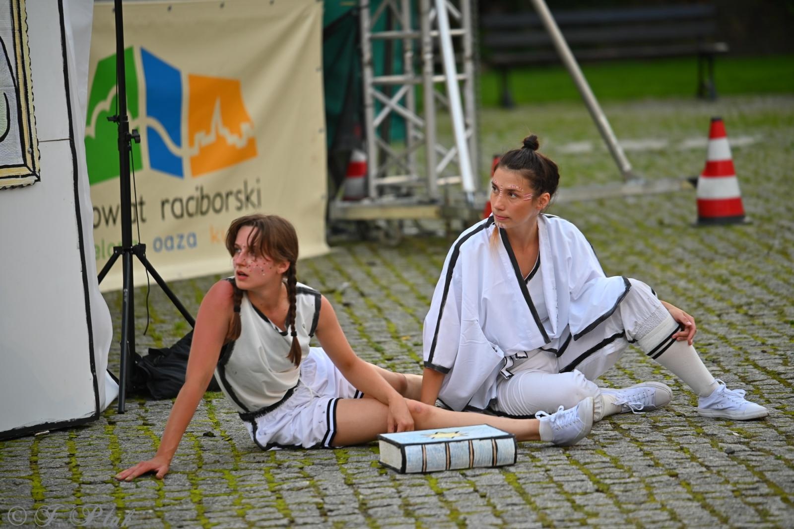 Zdjęcie w galerii na portalu naszraciborz.pl: Magia, rywalizacja i siostrzana więź – Teatr Formalina na dziedzińcu Zamku Piastowskiego wiadomości z regionu