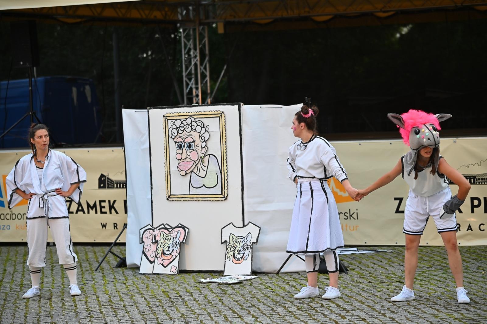 Zdjęcie w galerii na portalu naszraciborz.pl: Magia, rywalizacja i siostrzana więź – Teatr Formalina na dziedzińcu Zamku Piastowskiego wiadomości z regionu