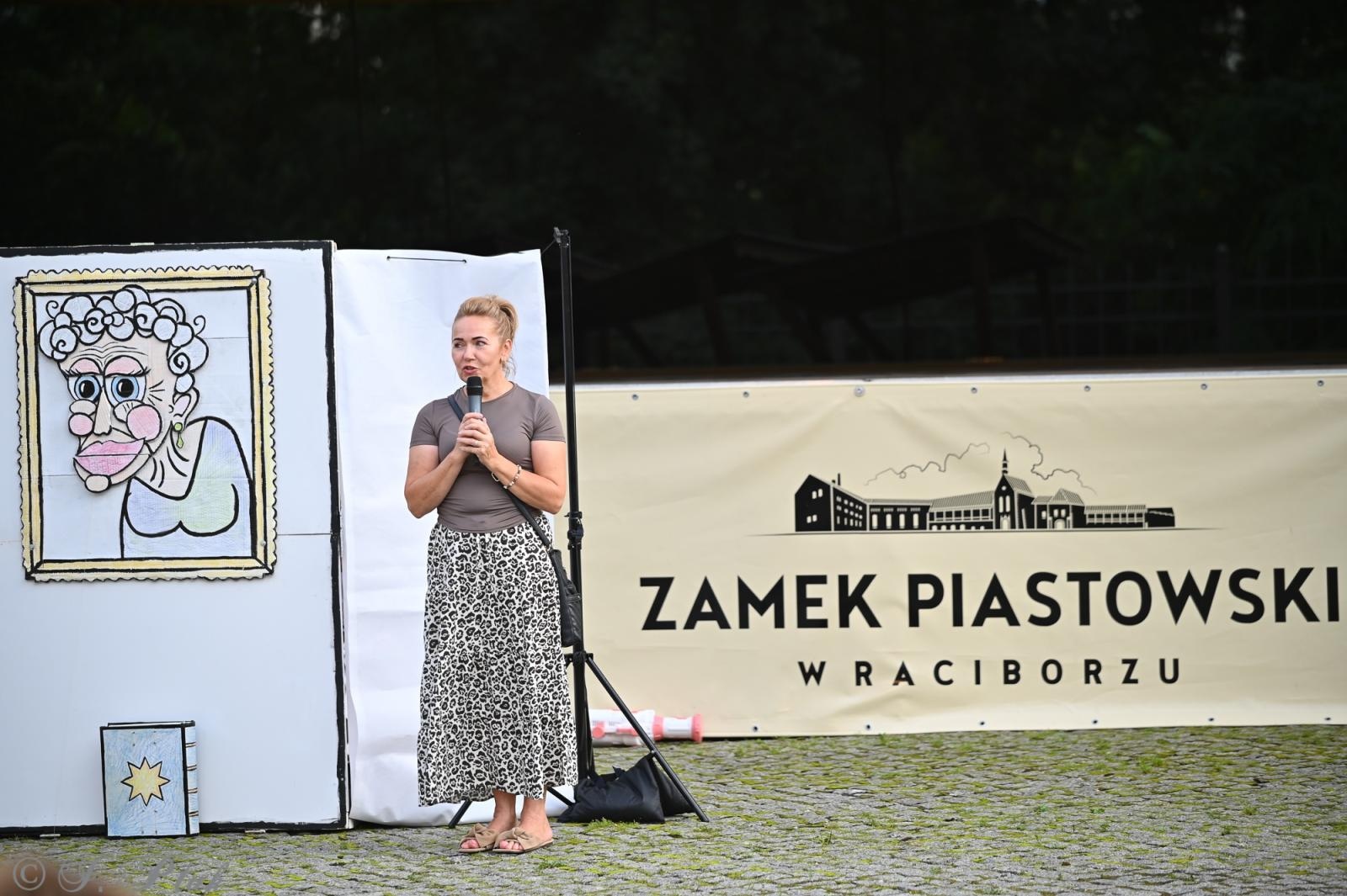 Zdjęcie w galerii na portalu naszraciborz.pl: Magia, rywalizacja i siostrzana więź – Teatr Formalina na dziedzińcu Zamku Piastowskiego wiadomości z regionu
