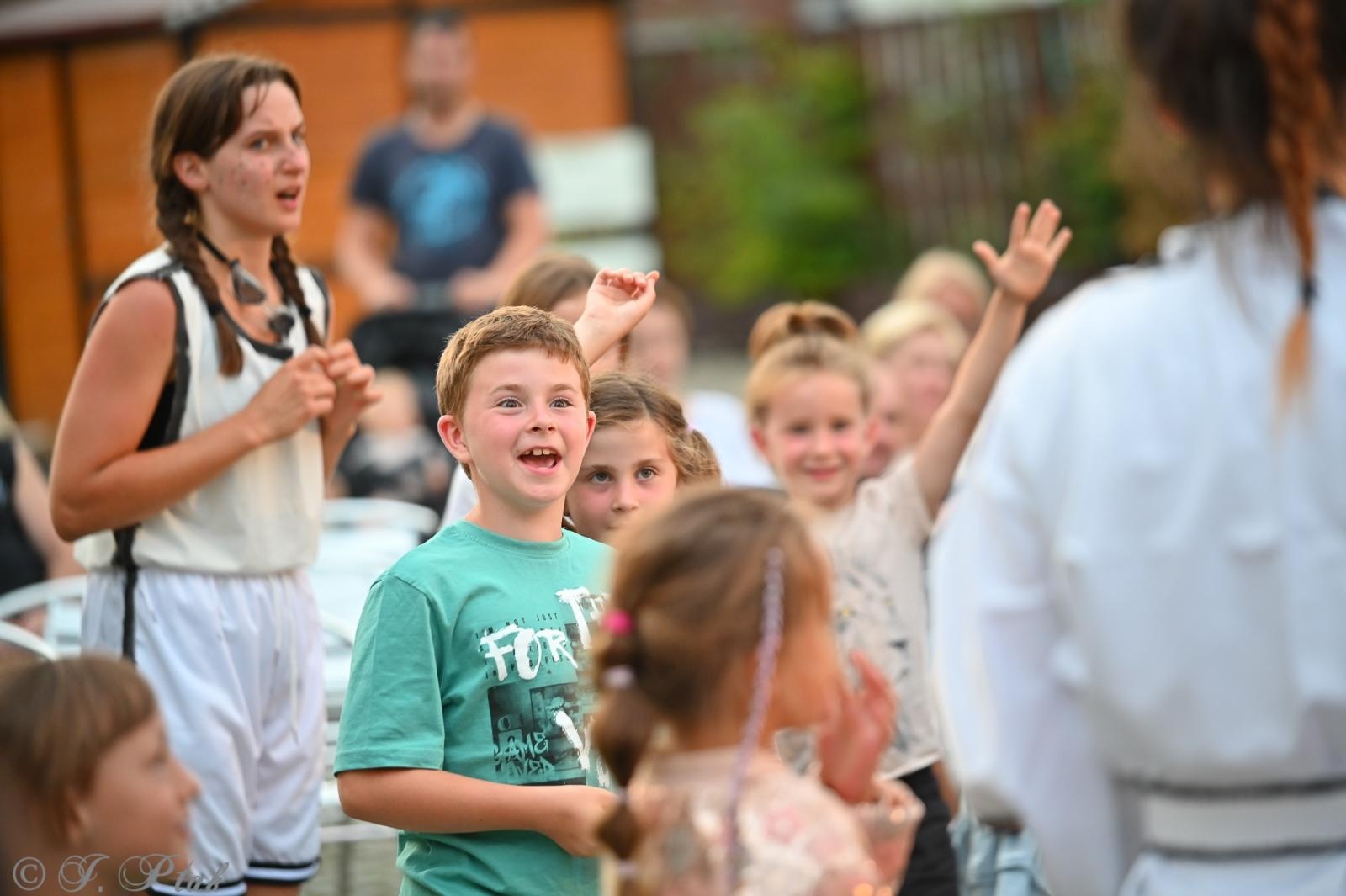 Zdjęcie w galerii na portalu naszraciborz.pl: Magia, rywalizacja i siostrzana więź – Teatr Formalina na dziedzińcu Zamku Piastowskiego wiadomości z regionu