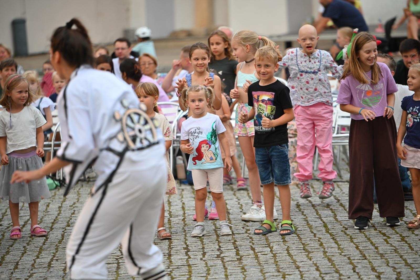 Zdjęcie w galerii na portalu naszraciborz.pl: Magia, rywalizacja i siostrzana więź – Teatr Formalina na dziedzińcu Zamku Piastowskiego wiadomości z regionu