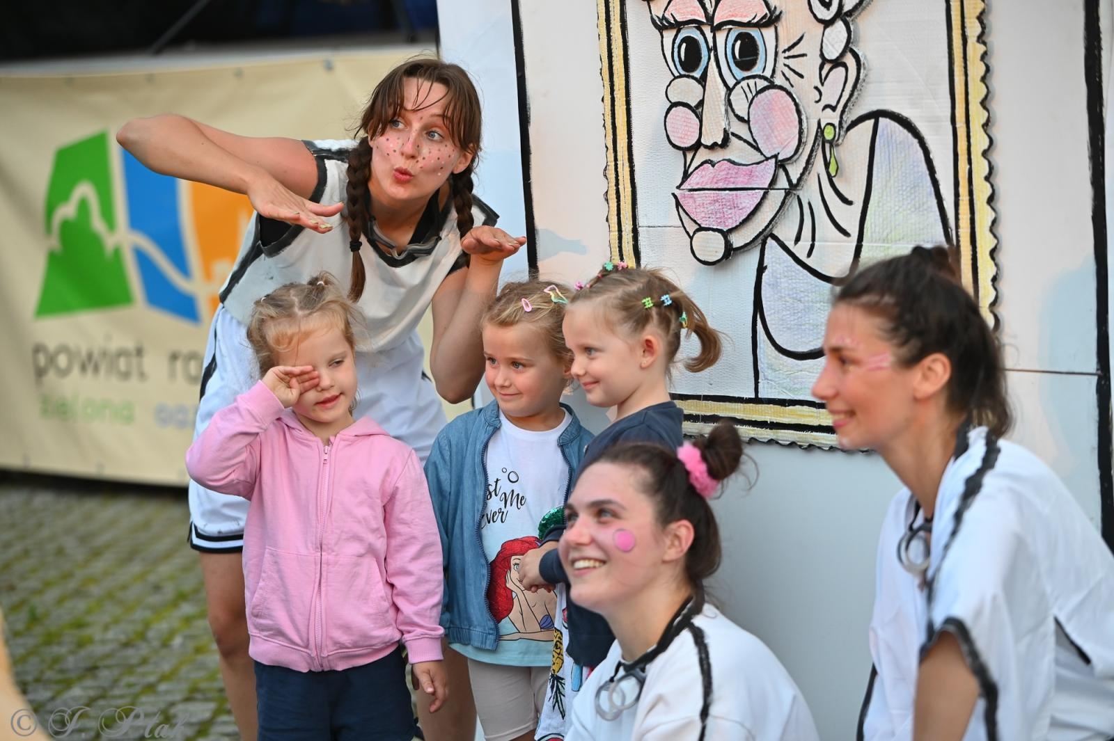 Zdjęcie w galerii na portalu naszraciborz.pl: Magia, rywalizacja i siostrzana więź – Teatr Formalina na dziedzińcu Zamku Piastowskiego wiadomości z regionu