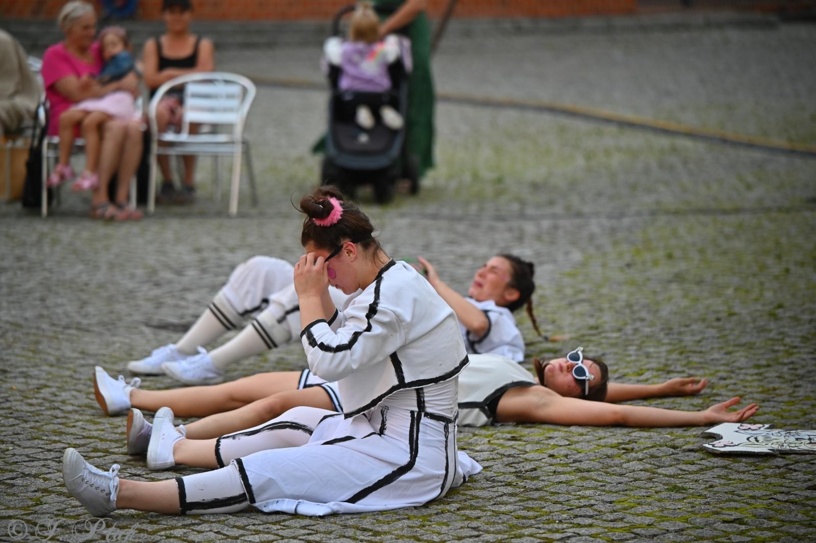 Zdjęcie w galerii na portalu naszraciborz.pl: Magia, rywalizacja i siostrzana więź – Teatr Formalina na dziedzińcu Zamku Piastowskiego wiadomości z regionu