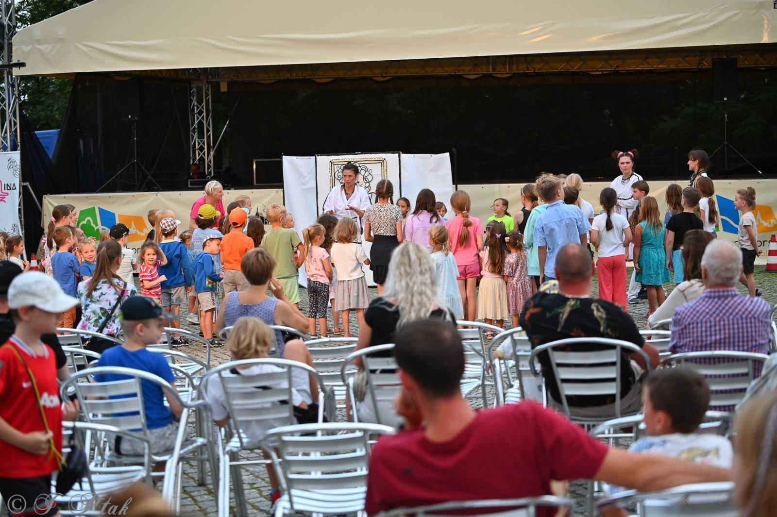 Zdjęcie w galerii na portalu naszraciborz.pl: Magia, rywalizacja i siostrzana więź – Teatr Formalina na dziedzińcu Zamku Piastowskiego wiadomości z regionu