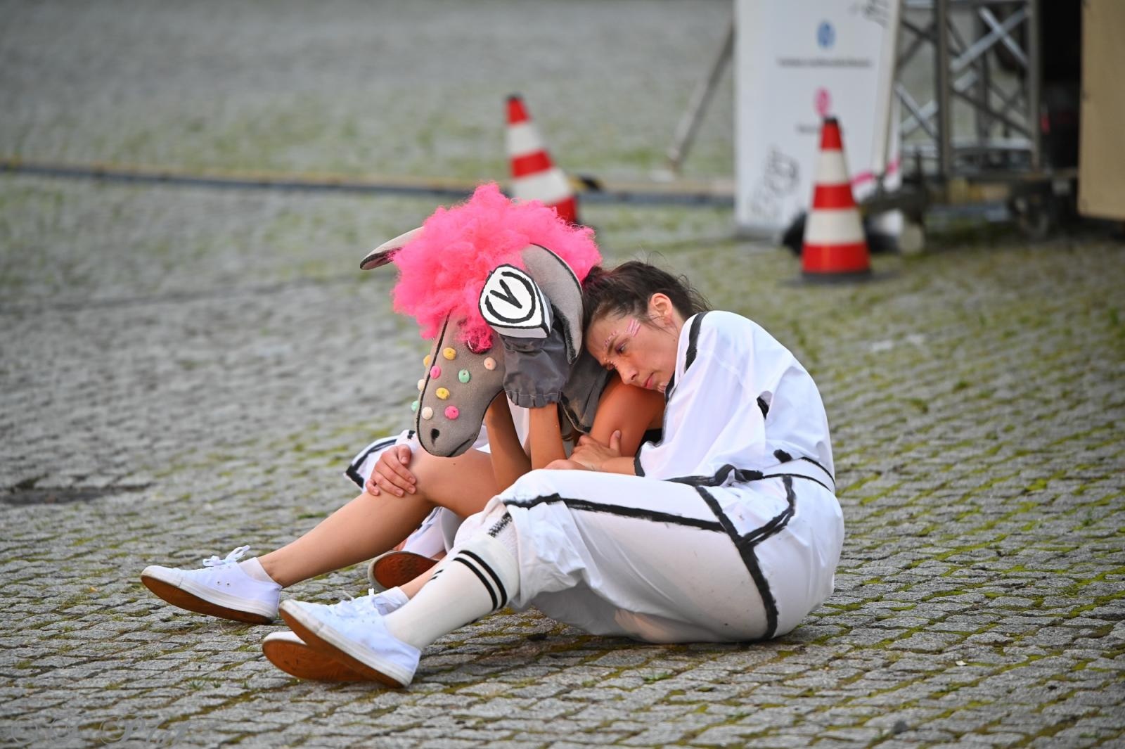 Zdjęcie w galerii na portalu naszraciborz.pl: Magia, rywalizacja i siostrzana więź – Teatr Formalina na dziedzińcu Zamku Piastowskiego wiadomości z regionu