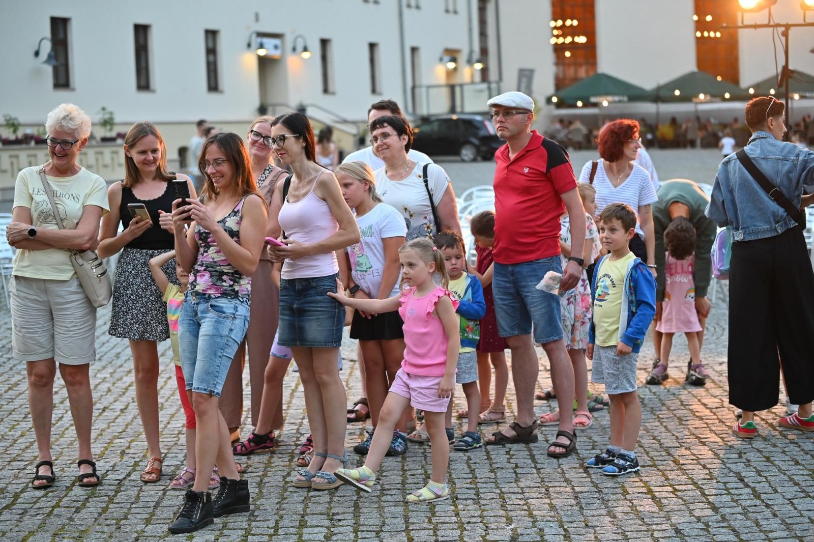 Zdjęcie w galerii na portalu naszraciborz.pl: Magia, rywalizacja i siostrzana więź – Teatr Formalina na dziedzińcu Zamku Piastowskiego wiadomości z regionu