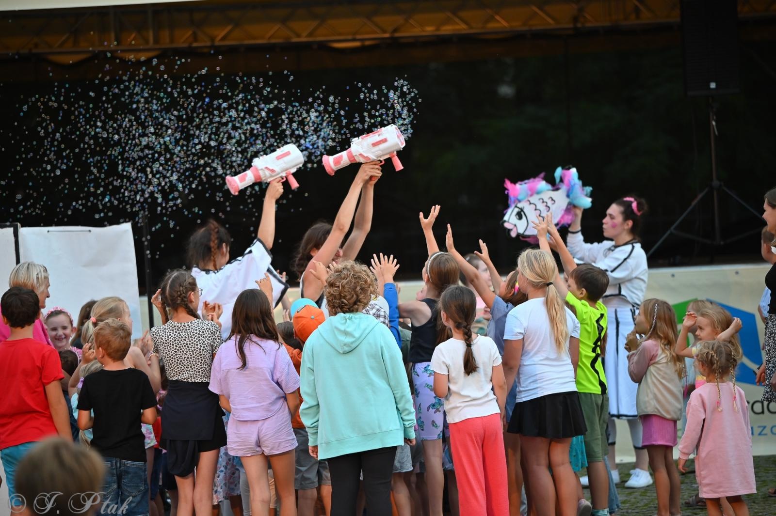 Zdjęcie w galerii na portalu naszraciborz.pl: Magia, rywalizacja i siostrzana więź – Teatr Formalina na dziedzińcu Zamku Piastowskiego wiadomości z regionu