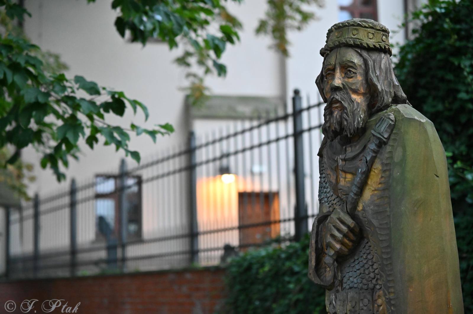 Zdjęcie w galerii na portalu naszraciborz.pl: Magia, rywalizacja i siostrzana więź – Teatr Formalina na dziedzińcu Zamku Piastowskiego wiadomości z regionu