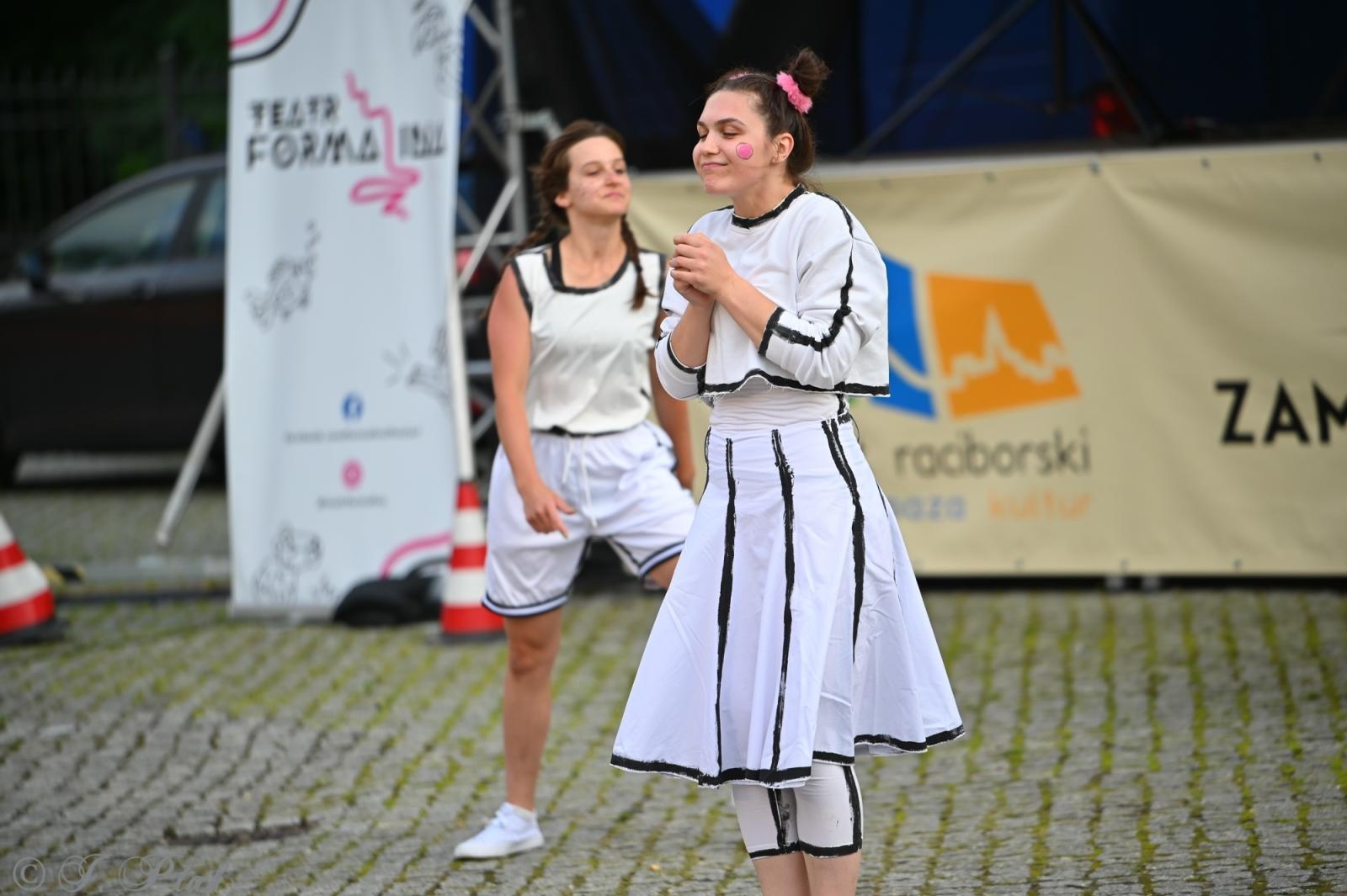 Zdjęcie w galerii na portalu naszraciborz.pl: Magia, rywalizacja i siostrzana więź – Teatr Formalina na dziedzińcu Zamku Piastowskiego wiadomości z regionu