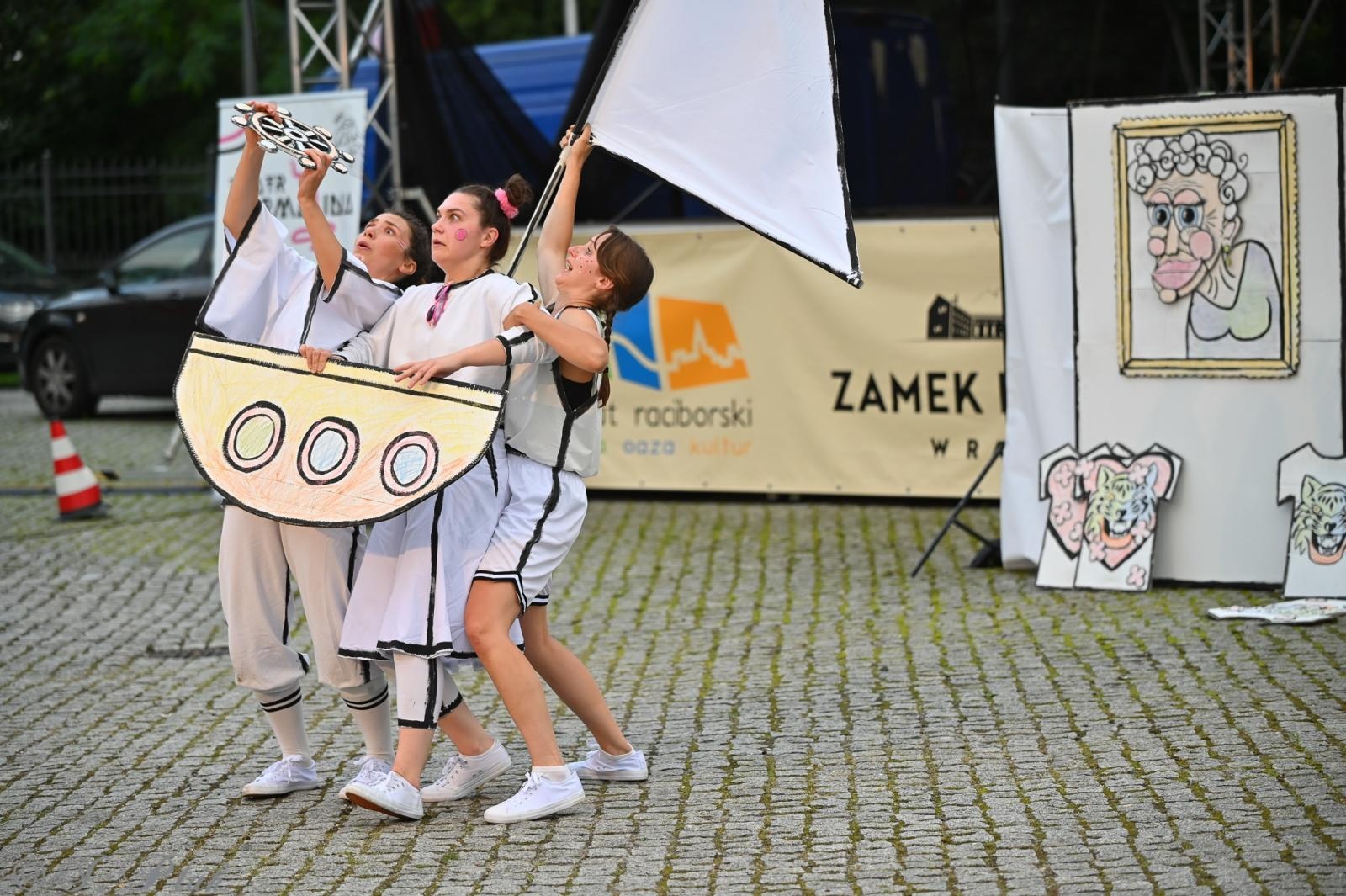 Zdjęcie w galerii na portalu naszraciborz.pl: Magia, rywalizacja i siostrzana więź – Teatr Formalina na dziedzińcu Zamku Piastowskiego wiadomości z regionu