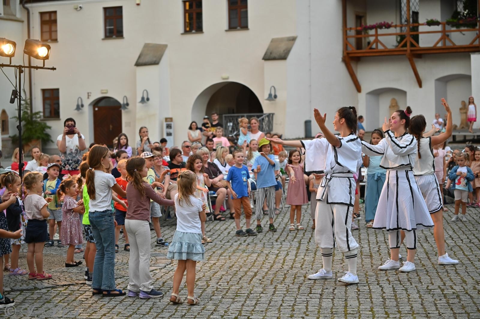 Zdjęcie w galerii na portalu naszraciborz.pl: Magia, rywalizacja i siostrzana więź – Teatr Formalina na dziedzińcu Zamku Piastowskiego wiadomości z regionu