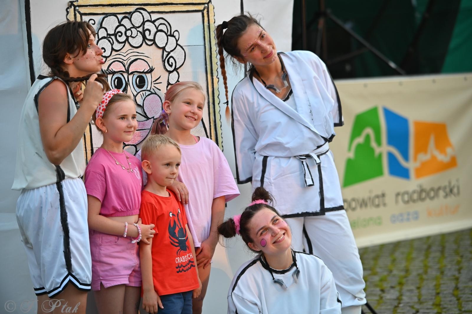 Zdjęcie w galerii na portalu naszraciborz.pl: Magia, rywalizacja i siostrzana więź – Teatr Formalina na dziedzińcu Zamku Piastowskiego wiadomości z regionu