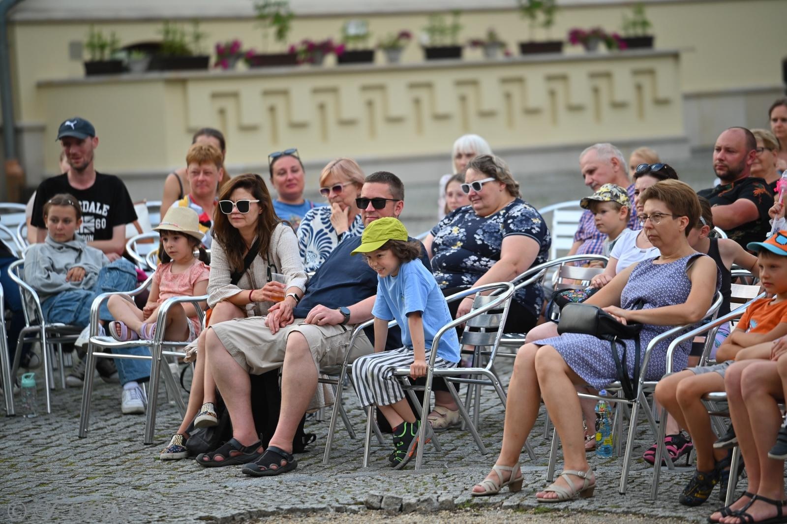 Zdjęcie w galerii na portalu naszraciborz.pl: Magia, rywalizacja i siostrzana więź – Teatr Formalina na dziedzińcu Zamku Piastowskiego wiadomości z regionu