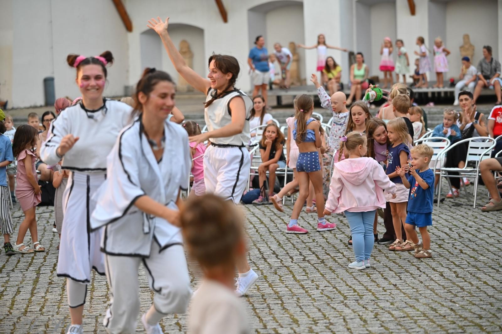 Zdjęcie w galerii na portalu naszraciborz.pl: Magia, rywalizacja i siostrzana więź – Teatr Formalina na dziedzińcu Zamku Piastowskiego wiadomości z regionu