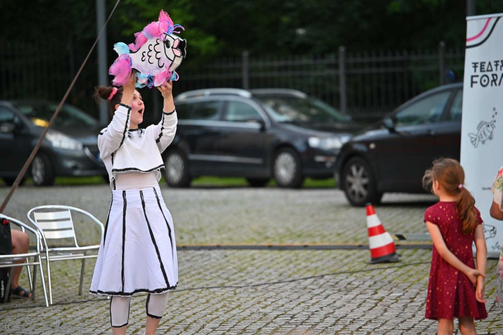 Zdjęcie w galerii na portalu naszraciborz.pl: Magia, rywalizacja i siostrzana więź – Teatr Formalina na dziedzińcu Zamku Piastowskiego wiadomości z regionu