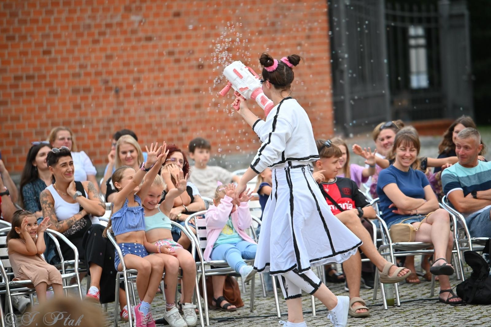 Zdjęcie w galerii na portalu naszraciborz.pl: Magia, rywalizacja i siostrzana więź – Teatr Formalina na dziedzińcu Zamku Piastowskiego wiadomości z regionu