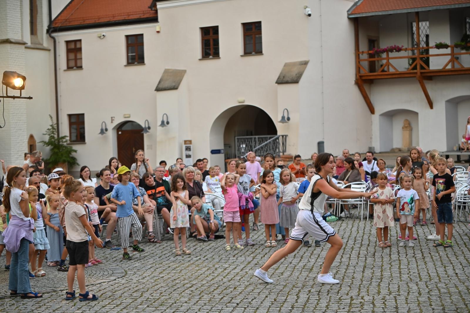 Zdjęcie w galerii na portalu naszraciborz.pl: Magia, rywalizacja i siostrzana więź – Teatr Formalina na dziedzińcu Zamku Piastowskiego wiadomości z regionu