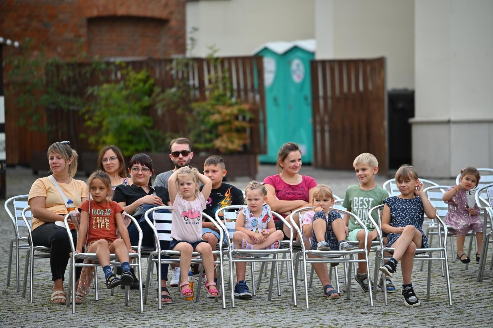 Zdjęcie w galerii na portalu naszraciborz.pl: Magia, rywalizacja i siostrzana więź – Teatr Formalina na dziedzińcu Zamku Piastowskiego wiadomości z regionu