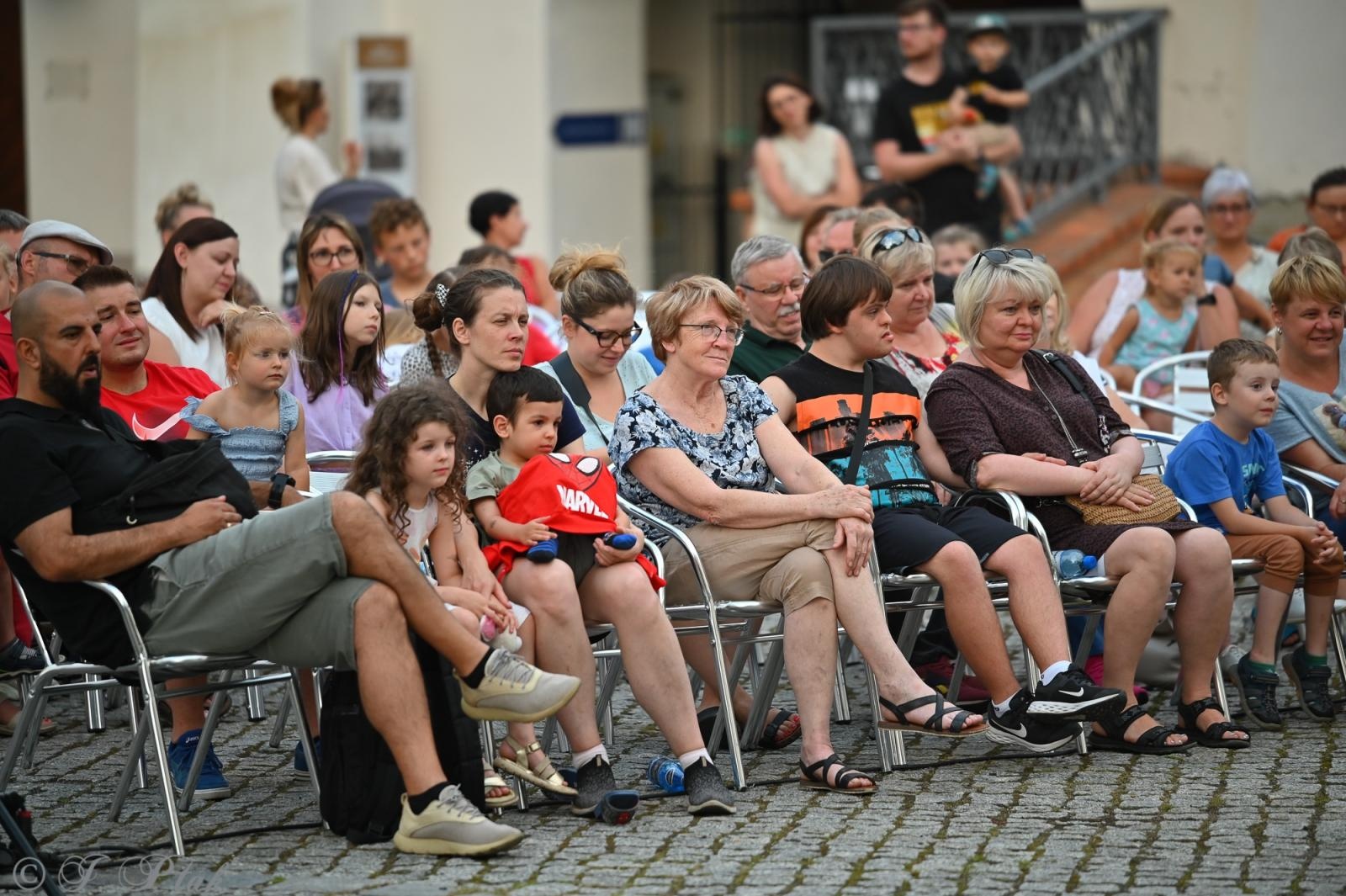 Zdjęcie w galerii na portalu naszraciborz.pl: Magia, rywalizacja i siostrzana więź – Teatr Formalina na dziedzińcu Zamku Piastowskiego wiadomości z regionu