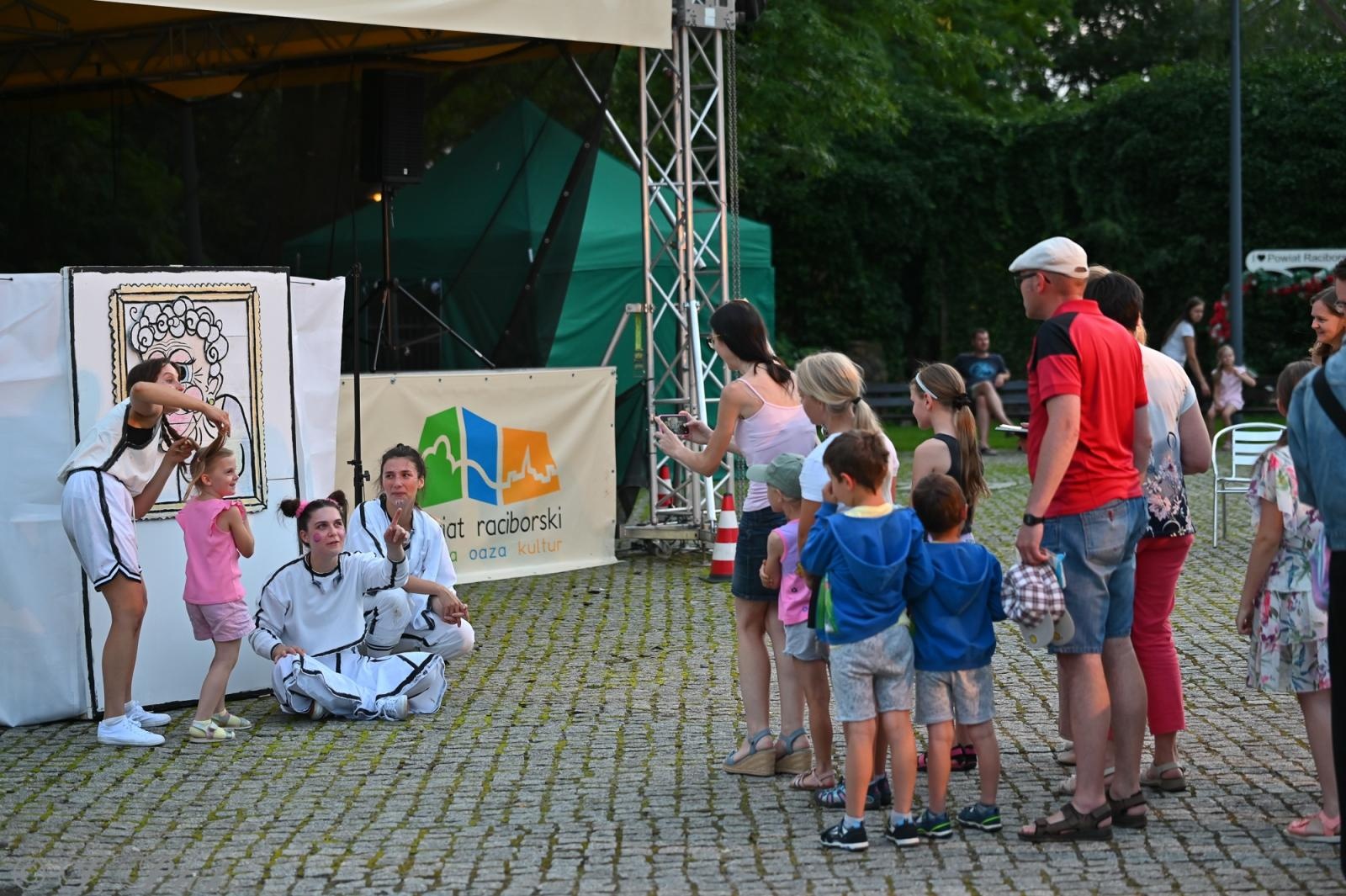 Zdjęcie w galerii na portalu naszraciborz.pl: Magia, rywalizacja i siostrzana więź – Teatr Formalina na dziedzińcu Zamku Piastowskiego wiadomości z regionu