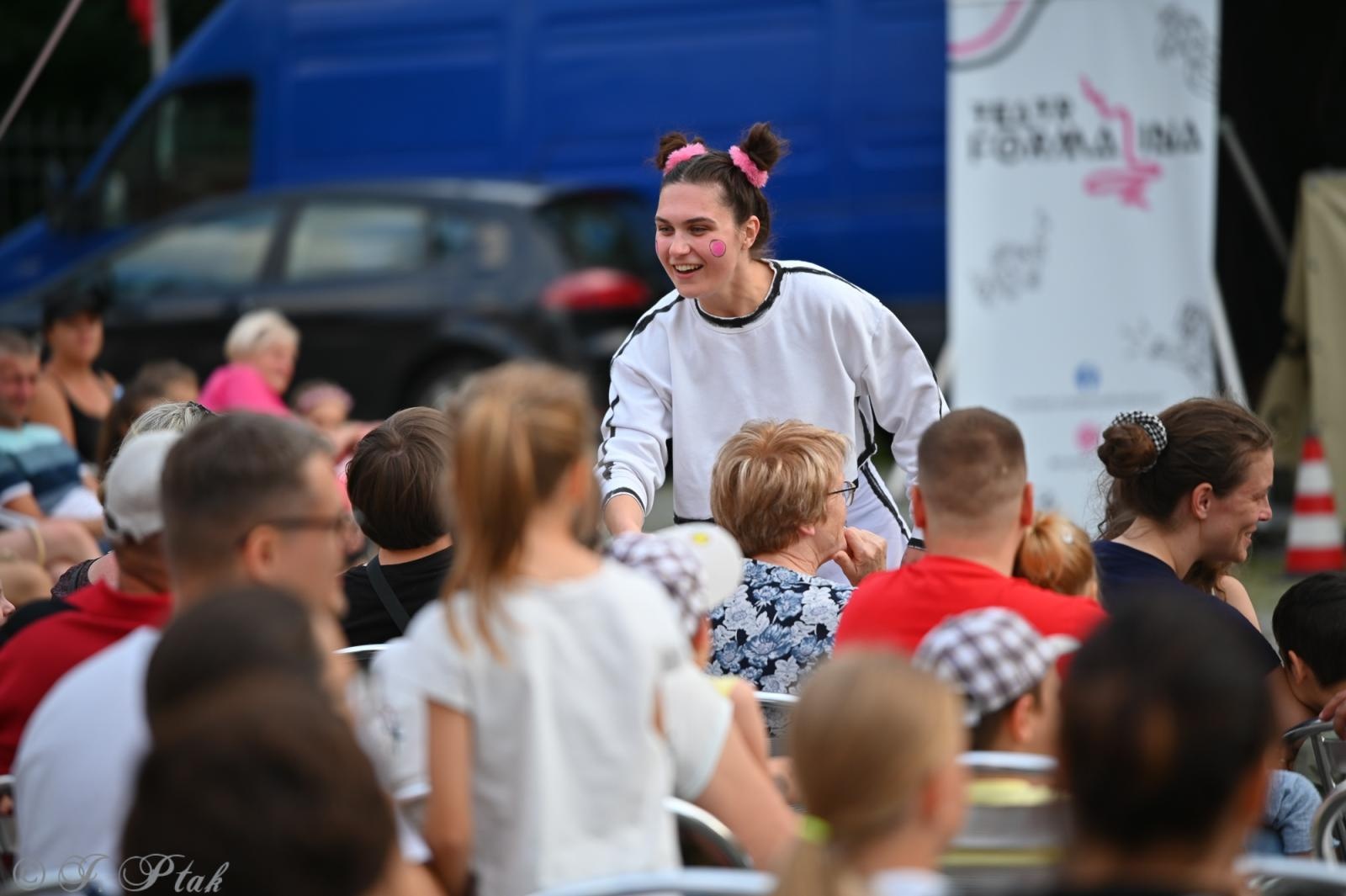 Zdjęcie w galerii na portalu naszraciborz.pl: Magia, rywalizacja i siostrzana więź – Teatr Formalina na dziedzińcu Zamku Piastowskiego wiadomości z regionu