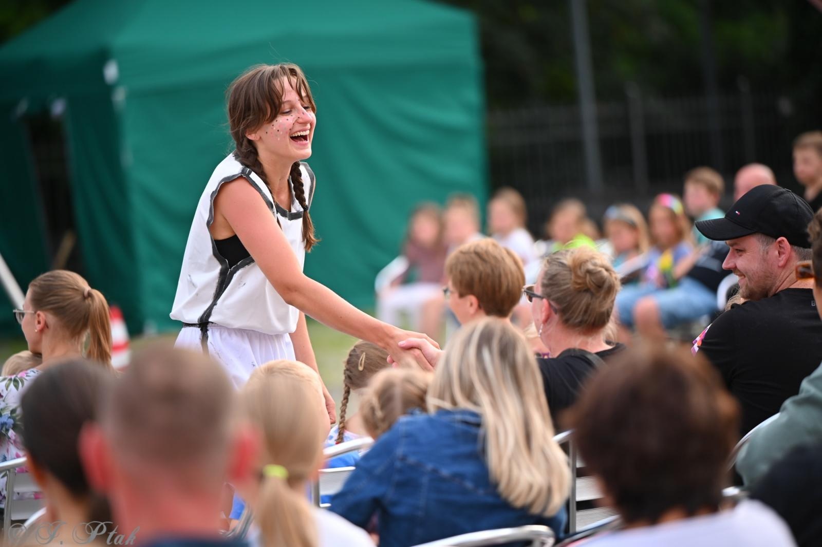 Zdjęcie w galerii na portalu naszraciborz.pl: Magia, rywalizacja i siostrzana więź – Teatr Formalina na dziedzińcu Zamku Piastowskiego wiadomości z regionu