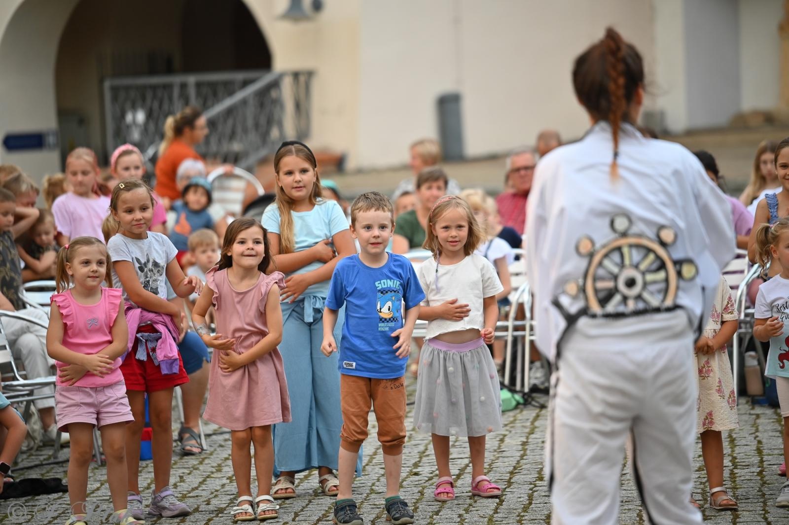 Zdjęcie w galerii na portalu naszraciborz.pl: Magia, rywalizacja i siostrzana więź – Teatr Formalina na dziedzińcu Zamku Piastowskiego wiadomości z regionu