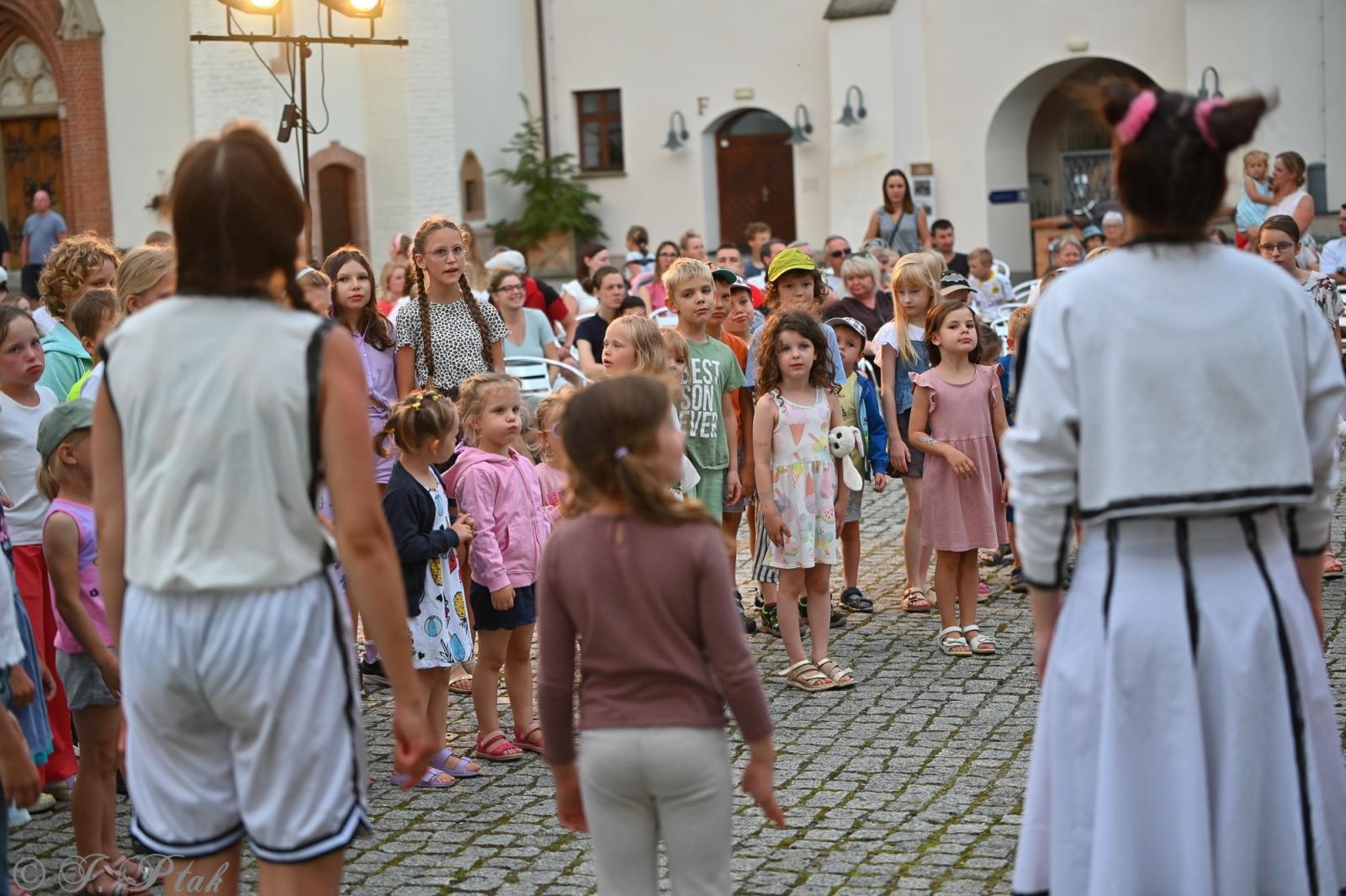 Zdjęcie w galerii na portalu naszraciborz.pl: Magia, rywalizacja i siostrzana więź – Teatr Formalina na dziedzińcu Zamku Piastowskiego wiadomości z regionu
