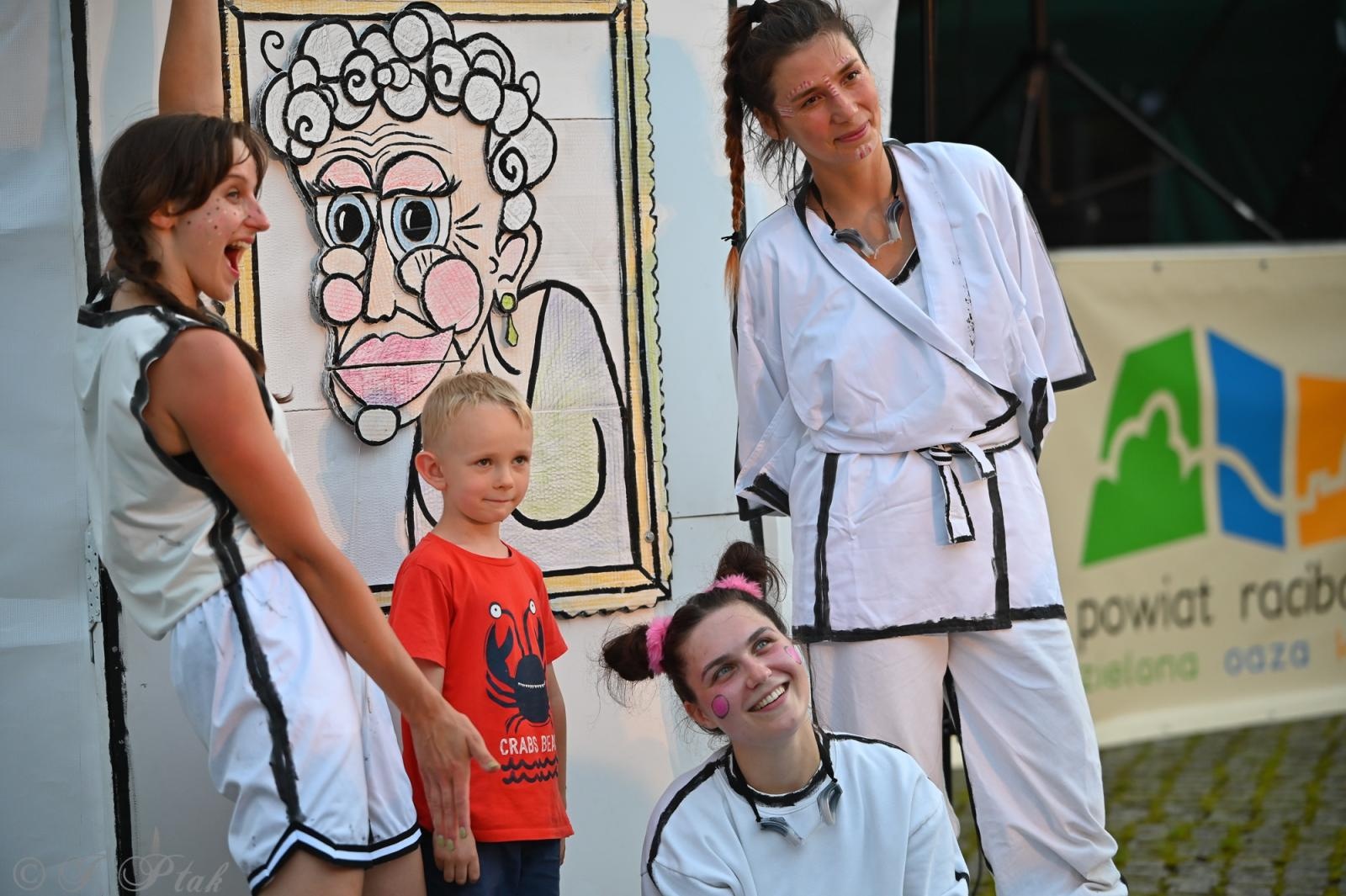 Zdjęcie w galerii na portalu naszraciborz.pl: Magia, rywalizacja i siostrzana więź – Teatr Formalina na dziedzińcu Zamku Piastowskiego wiadomości z regionu