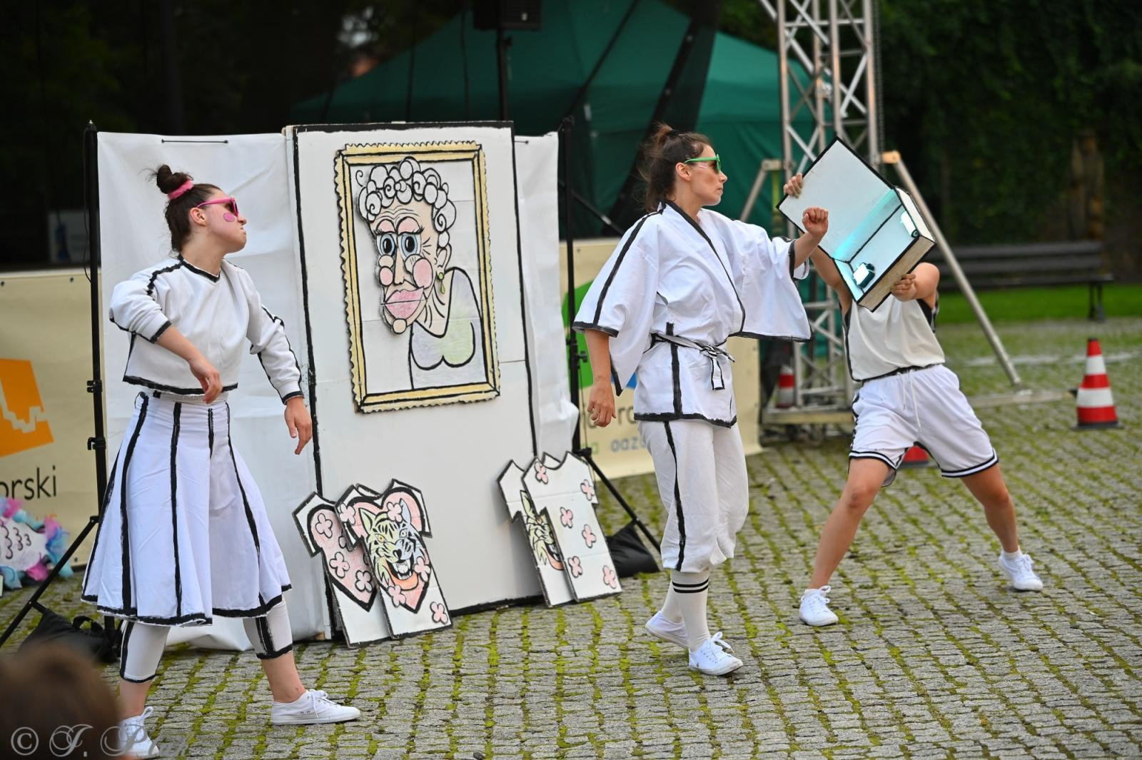 Zdjęcie w galerii na portalu naszraciborz.pl: Magia, rywalizacja i siostrzana więź – Teatr Formalina na dziedzińcu Zamku Piastowskiego wiadomości z regionu