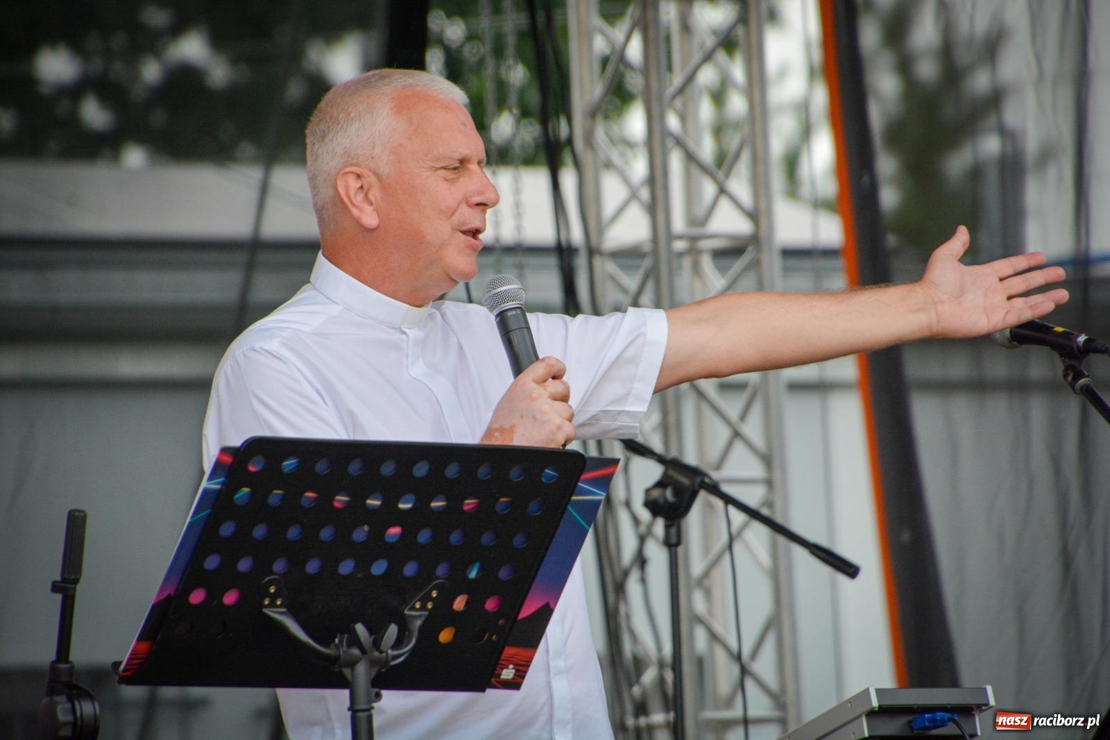 Zdjęcie w galerii na portalu naszraciborz.pl: Mateusz Ziółko i setki gości na trzecim festynie parafialnym w Brzeziu [FOTO i WIDEO] wiadomości z regionu