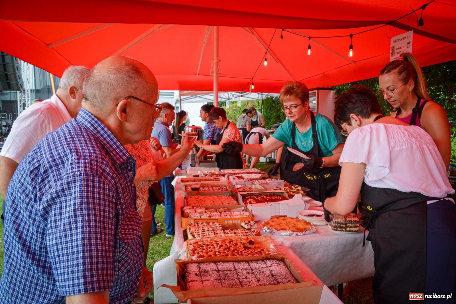 Zdjęcie w galerii na portalu naszraciborz.pl: Mateusz Ziółko i setki gości na trzecim festynie parafialnym w Brzeziu [FOTO i WIDEO] wiadomości z regionu