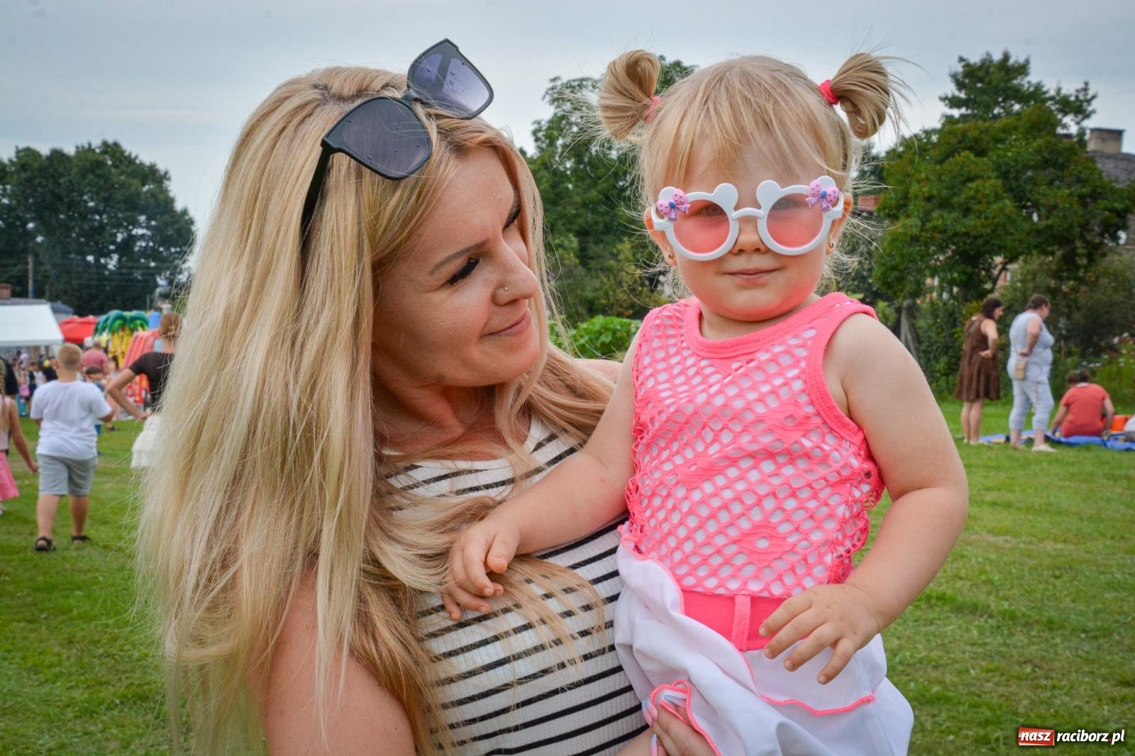 Zdjęcie w galerii na portalu naszraciborz.pl: Mateusz Ziółko i setki gości na trzecim festynie parafialnym w Brzeziu [FOTO i WIDEO] wiadomości z regionu