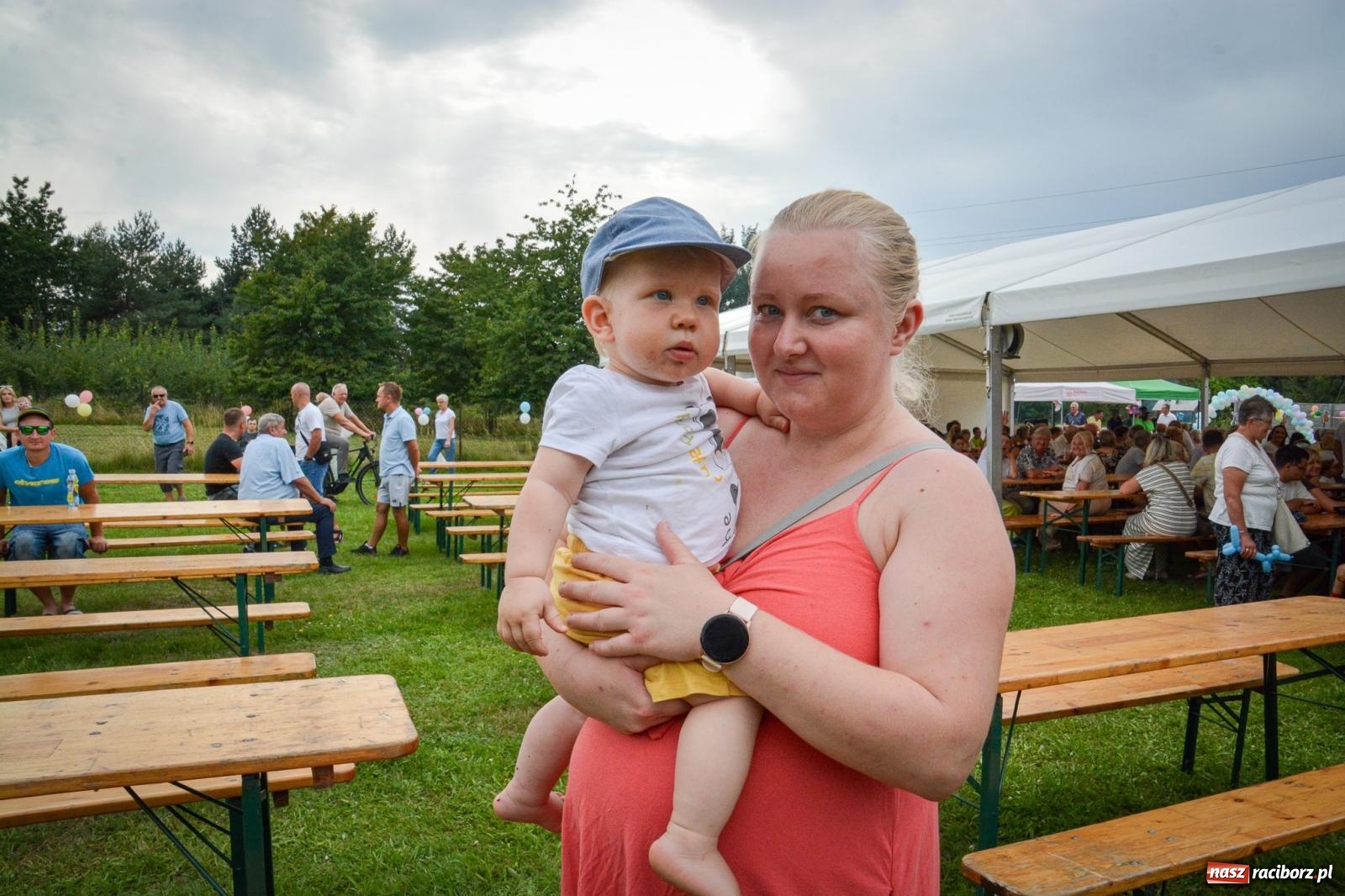 Zdjęcie w galerii na portalu naszraciborz.pl: Mateusz Ziółko i setki gości na trzecim festynie parafialnym w Brzeziu [FOTO i WIDEO] wiadomości z regionu