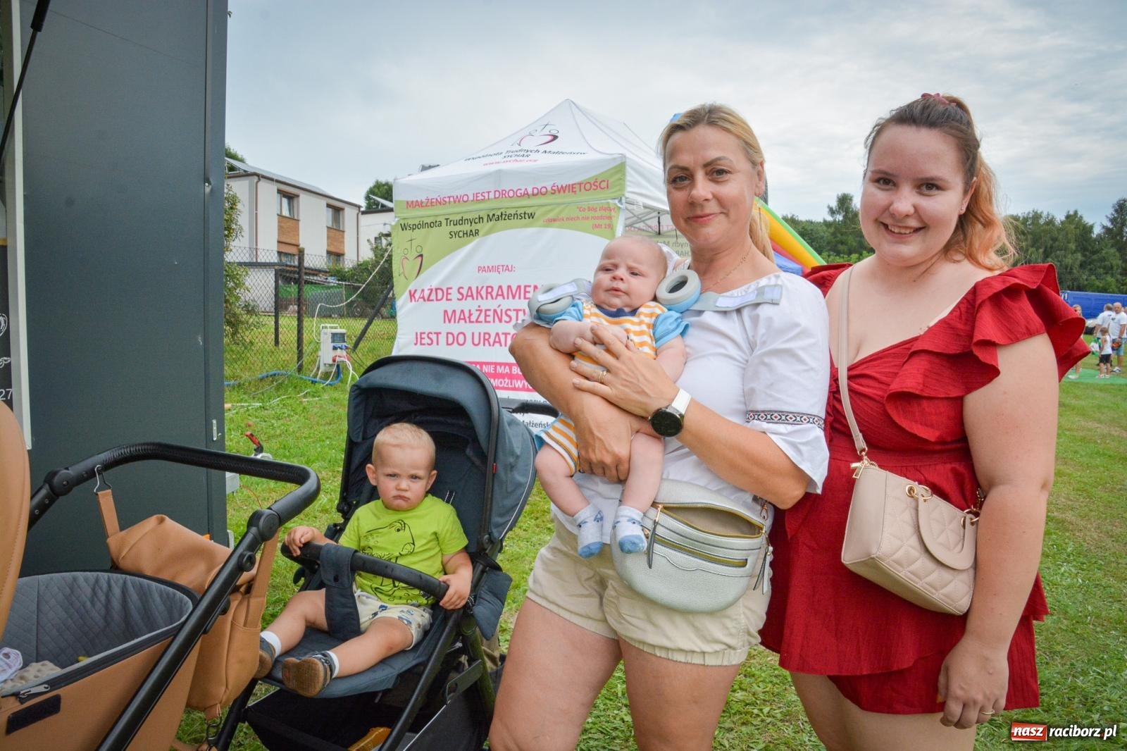 Zdjęcie w galerii na portalu naszraciborz.pl: Mateusz Ziółko i setki gości na trzecim festynie parafialnym w Brzeziu [FOTO i WIDEO] wiadomości z regionu