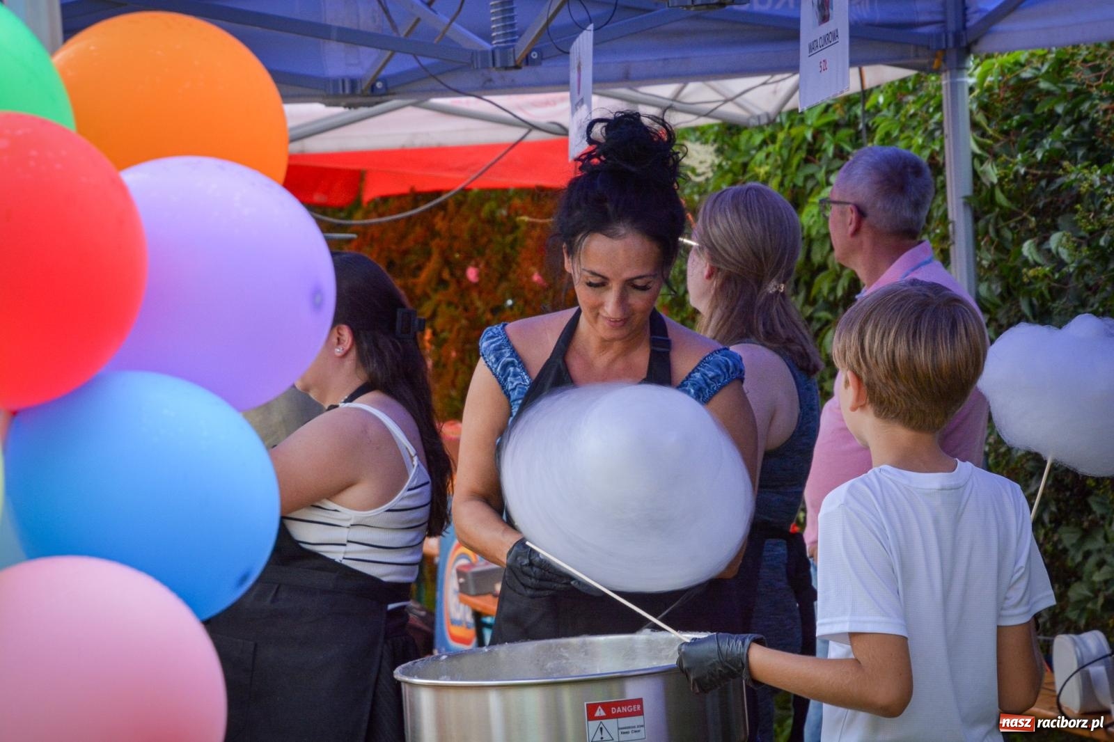 Zdjęcie w galerii na portalu naszraciborz.pl: Mateusz Ziółko i setki gości na trzecim festynie parafialnym w Brzeziu [FOTO i WIDEO] wiadomości z regionu