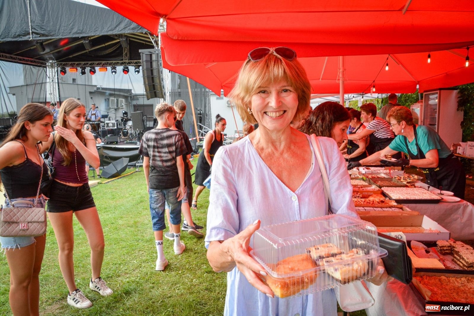 Zdjęcie w galerii na portalu naszraciborz.pl: Mateusz Ziółko i setki gości na trzecim festynie parafialnym w Brzeziu [FOTO i WIDEO] wiadomości z regionu