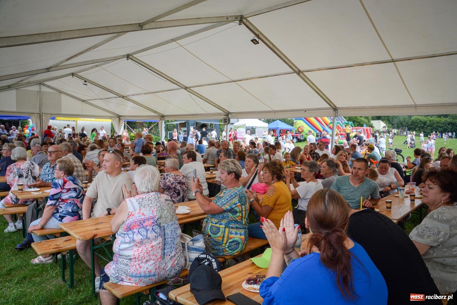 Zdjęcie w galerii na portalu naszraciborz.pl: Mateusz Ziółko i setki gości na trzecim festynie parafialnym w Brzeziu [FOTO i WIDEO] wiadomości z regionu