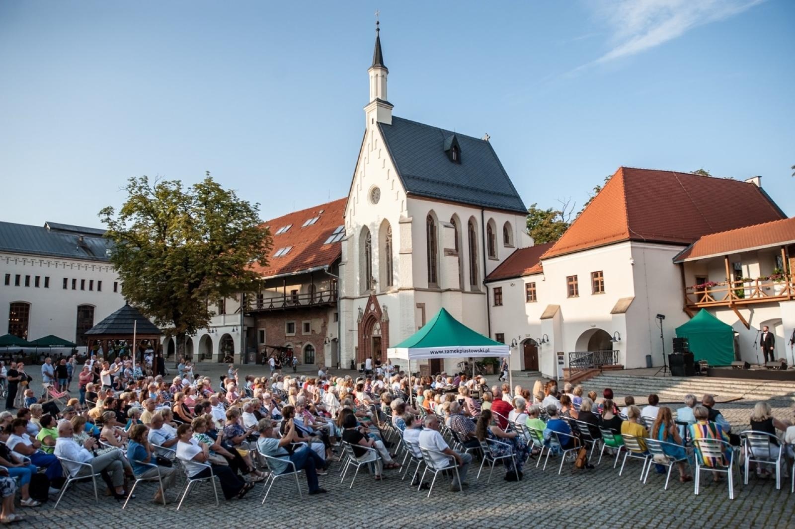 Zdjęcie w galerii na portalu naszraciborz.pl: Trzej tenorzy Vincero porwali publiczność na Zamku Piastowskim [FOTO i WIDEO] wiadomości z regionu
