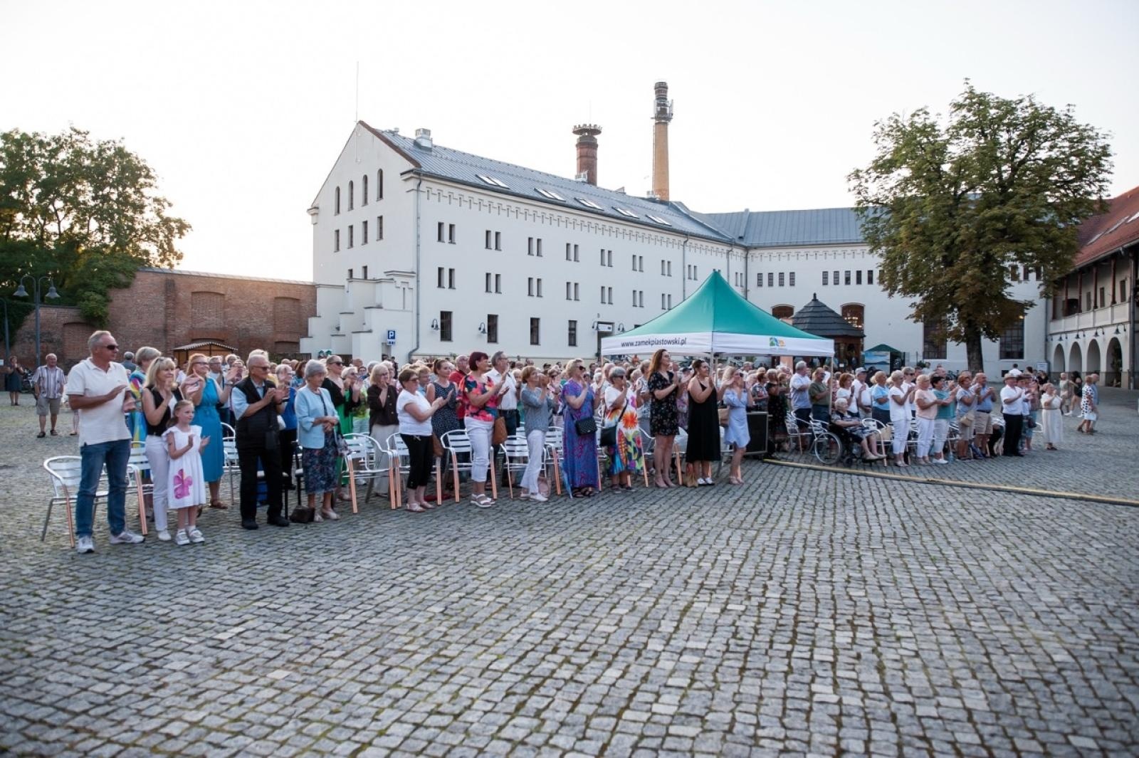 Zdjęcie w galerii na portalu naszraciborz.pl: Trzej tenorzy Vincero porwali publiczność na Zamku Piastowskim [FOTO i WIDEO] wiadomości z regionu