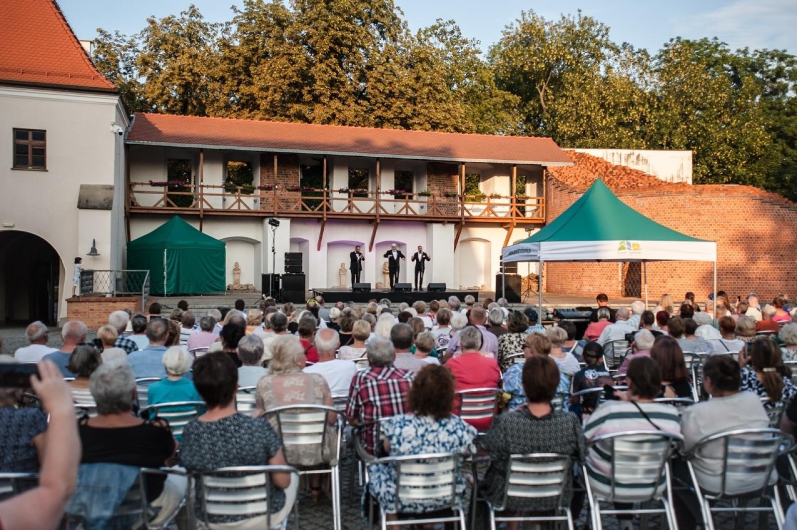 Zdjęcie w galerii na portalu naszraciborz.pl: Trzej tenorzy Vincero porwali publiczność na Zamku Piastowskim [FOTO i WIDEO] wiadomości z regionu