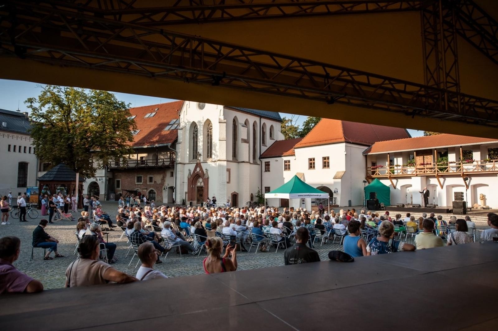 Zdjęcie w galerii na portalu naszraciborz.pl: Trzej tenorzy Vincero porwali publiczność na Zamku Piastowskim [FOTO i WIDEO] wiadomości z regionu